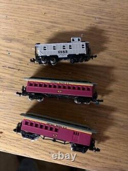 Disposition de trains miniatures à l'échelle N, comprenant des trains