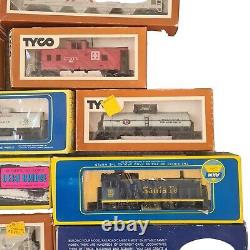 Énorme lot de trains miniatures à l'échelle HO Tyco Athearn, comprenant des locomotives, des wagons, des rails et des accessoires.