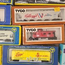 Énorme lot de trains miniatures à l'échelle HO Tyco Athearn, comprenant des locomotives, des wagons, des rails et des accessoires.