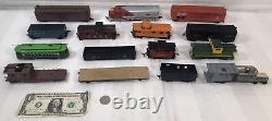 Ensemble de trains miniatures à l'échelle HO pour modélisme ferroviaire. Lot de 15 pièces. Lot n°8.