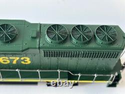 Locomotive de train modèle HO à l'échelle des Reading Lines, verte et numérotée 3673, détaillée.