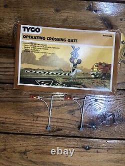 Lot de trains électriques à l'échelle HO Tyco vintage et accessoires, plus de 30 pièces