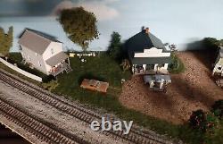 Scène de train miniature à l'échelle HO. La photo montre tout ce qui est inclus.