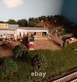 Scène de train miniature à l'échelle HO. La photo montre tout ce qui est inclus.